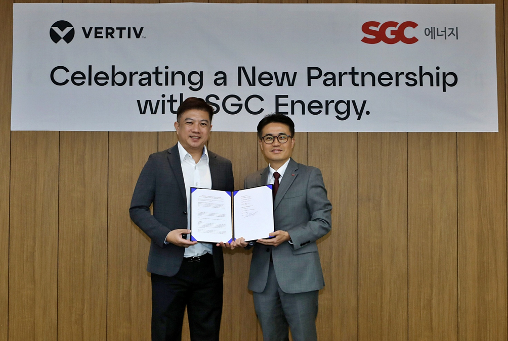 황세훈 SGC에너지 상무(오른쪽)와 조던 코 Vertiv Asia 엔터프라이즈 세일즈 및 이머징 마켓 담당 시니어 디렉터가 AI 데이터센터 사업에 대한 MOU 체결 후 기념촬영을 하고 있다 /사진=SGC에너지