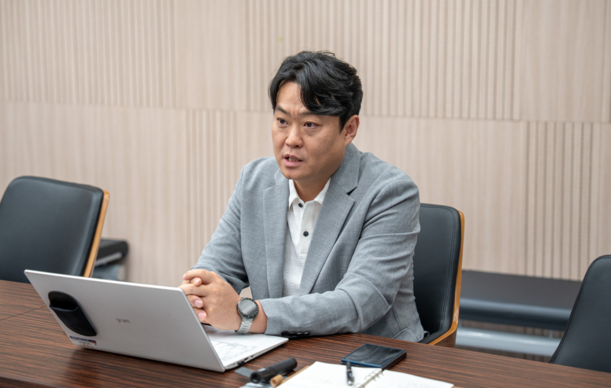 지난달 24일 대구 달성군 엘앤에프플러스. 권혁원 엘앤에프플러스 생산기술본부장(전무)이 질문에 답하고 있는 모습./사진제공=엘앤에프