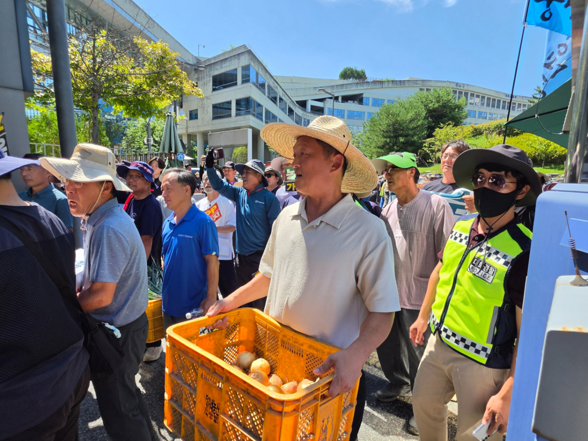 8일 오전 정부세종청사 앞에서 열린 포괄적·점진적 환태평양경제동반자협정(CPTPP) 가입 추진 중단 촉구 집회에서 농민들이 농산물이 담긴 상자를 들고 행진하고 있다. /사진=이수현 기자