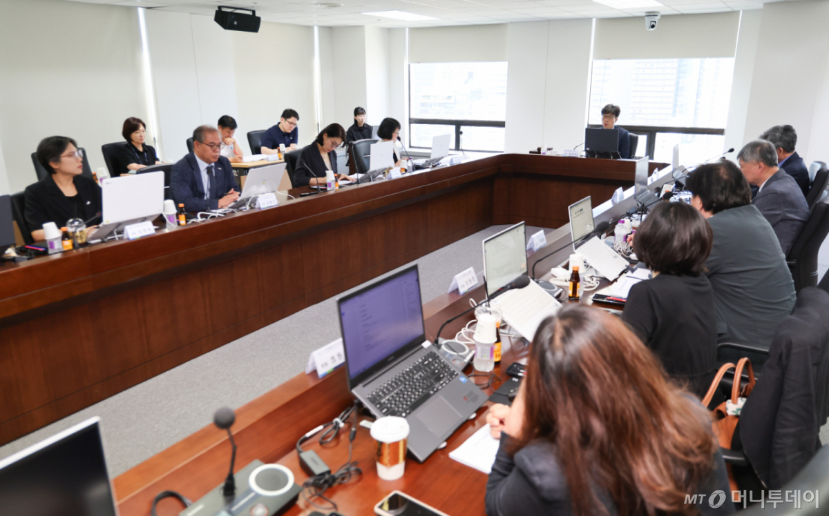 송상교 진실·화해를위한과거사정리위원장이 지난달 11일 서울 중구 진화위에서 제3차 전원위원회를 주재하고 있다./사진=뉴시스.
