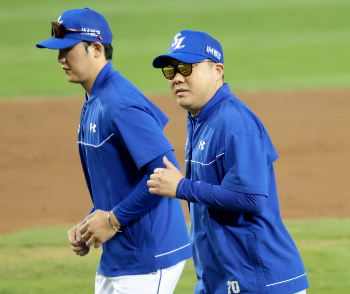 삼성 박진만 감독이 6일 잠실야구장에서 열린 2026KBO리그 삼성라이온즈와 LG트윈스 경기 6회초 투구수 100개에 다다른 후라도와 이야기를 나누기위해 마운드를 찾고 있다 . 2026.09.06. /사진=강영조 cameratalks@