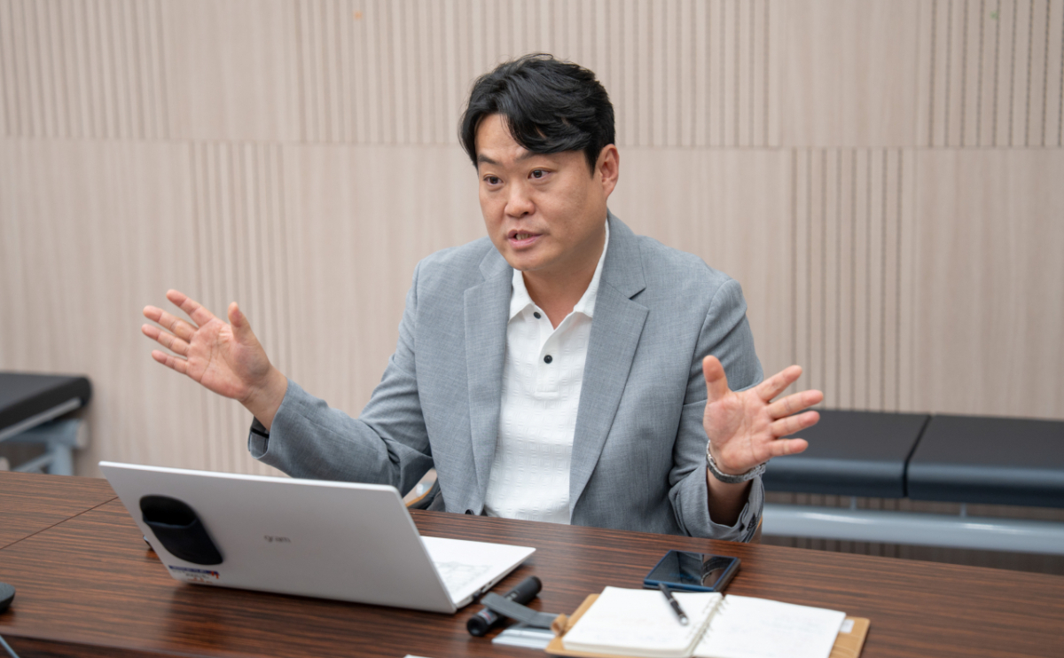 지난달 24일 대구 달성군 엘앤에프플러스. 권혁원 엘앤에프플러스 생산기술본부장(전무)이 질문에 답하고 있는 모습./사진제공=엘앤에프