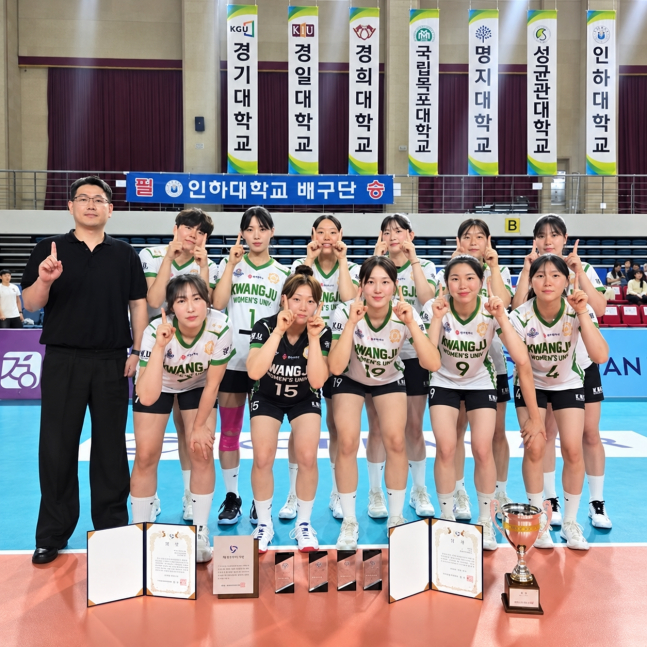 광주여대 배구부가 지난 7월 경남 고성군 실내체육관에서 열린 '2026 대한항공배 전국대학배구 고성대회'에서 우승 후 기념사진을 찍었다. /사진=최성우 감독 SNS 갈무리