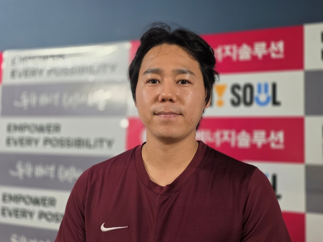 키움 하영민이 8일 잠실 LG전 승리 투수가 된 후 취재진과 인터뷰에 응했다. /사진=김동윤 기자