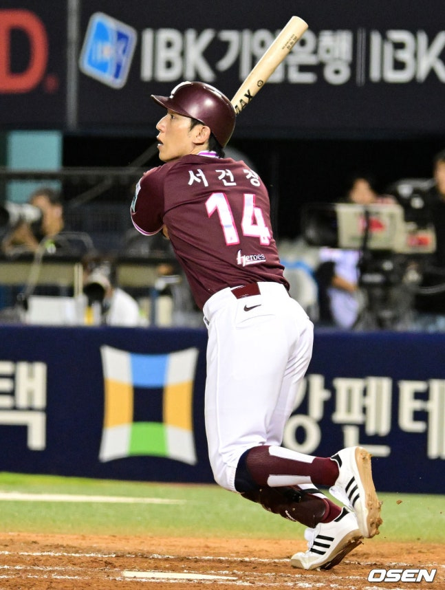 키움 서건창이 8일 잠실 LG전에서 안타를 치고 있다.
