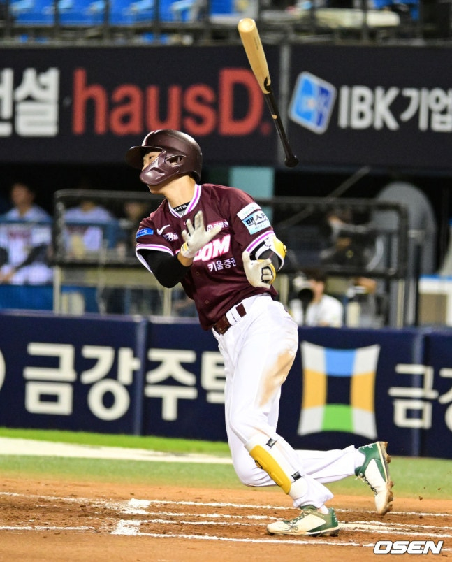 키움 권혁빈이 8일 잠실 LG전에서 안타를 치고 있다.