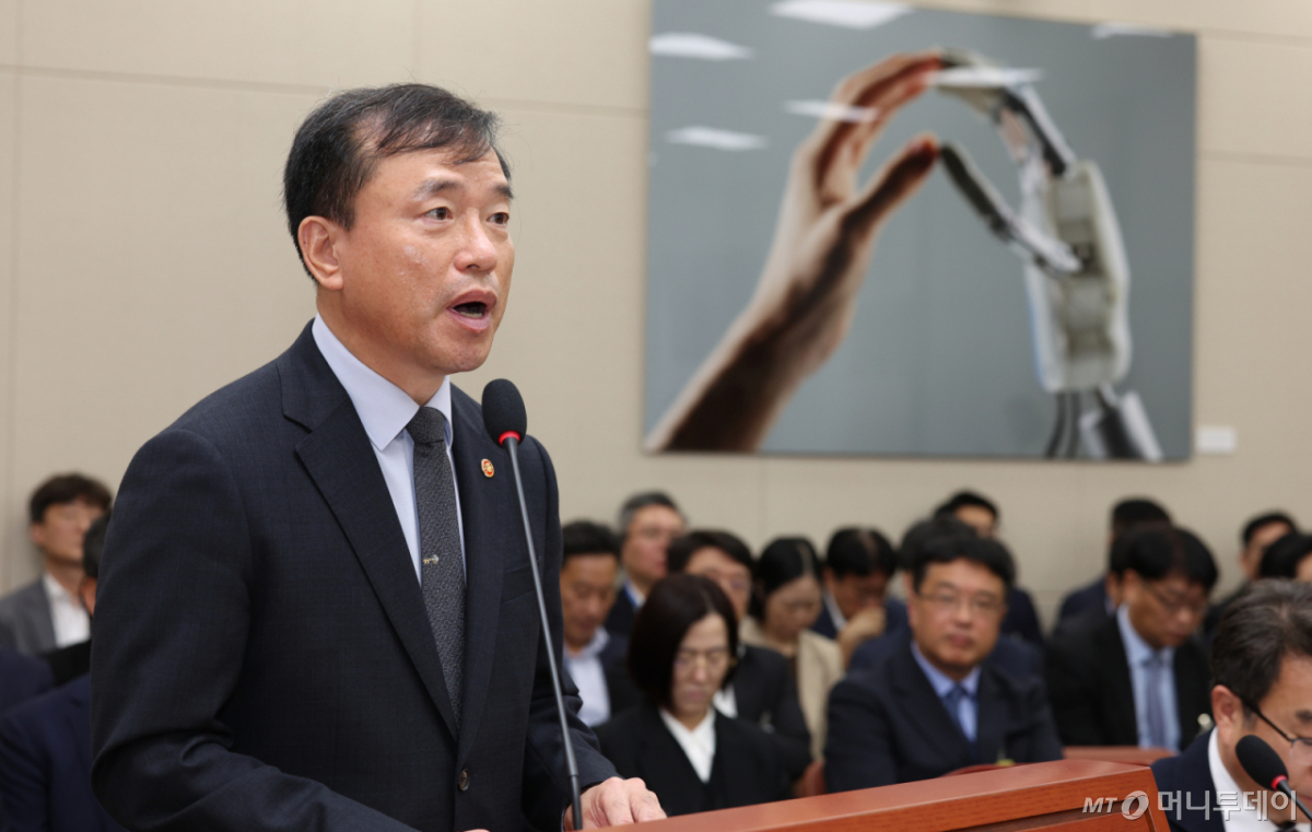 김종철 방송미디어통신위원회 위원장이 8일 서울 여의도 국회에서 열린 과학기술정보방송통신위원회 전체회의에서 업무보고를 하고 있다./사진=뉴시스