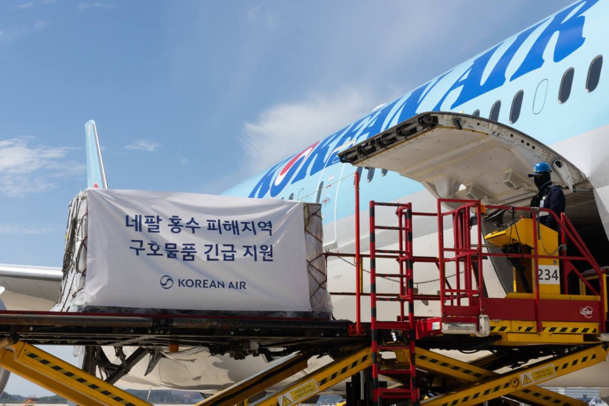 8일 KE695편에 대한항공에서 마련한 긴급 구호물품인 생수와 담요가 탑재되는 모습/사진= 한진그룹 제공