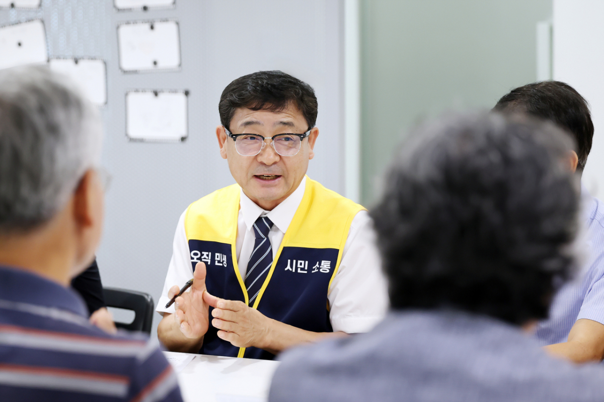김선옥 시흥시의장이 지난 7일 솔내거리 상인회와 민생 간담회를 진행했다./사진제공=시흥시의회