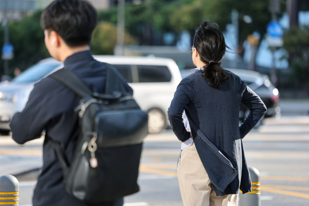 8일 큰 일교차에 서울 종로구 광화문네거리에서 긴팔 옷을 입은 시민이 길을 지나고 있다/사진=뉴스1