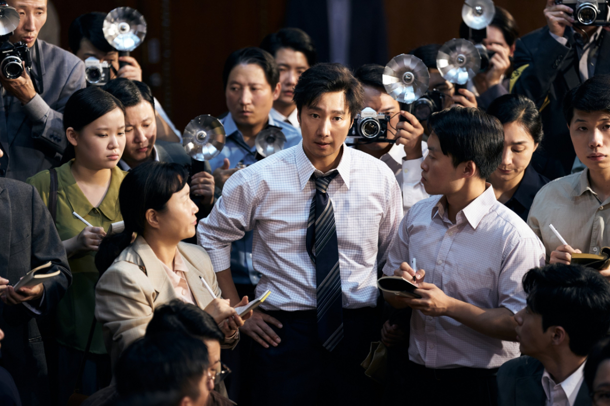 영화는 거대한 사건 자체보다 그 안에 놓인 사람들에게 더 집중했다. 명확한 결론을 내리기보다 그 시대를 살아간 사람들이 어떤 선택을 했는지를 보여주며 깊은 인상을 남긴다. 사진은 영화 '암살자(들)' 보도스틸. /사진=㈜하이브미디어코프 제공
