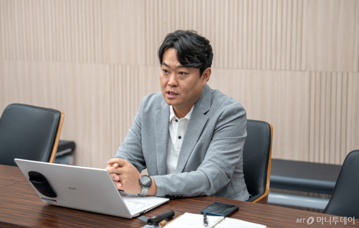 대구 달성군의 엘앤에프플러스에서 권혁원 생산기술본부장(전무)이 인터뷰를 하고 있다. /사진 제공=엘앤에프