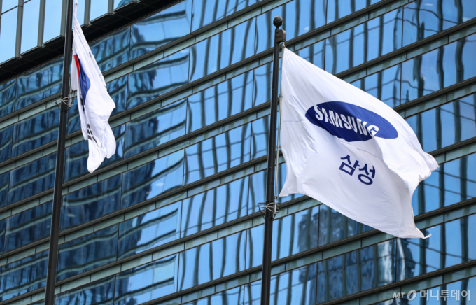 삼성전자가 인공지능(AI) 메모리 수요 확대에 힘입어 올해 2분기 역대 최대 실적을 기록했다. 삼성전자는 올해 2분기 연결 기준 영업이익이 89조 5000억 원, 매출 171조 5000억 원을 기록했다고 30일 공시했다. 이는 전년 동기 대비 각각 1813.8%, 130.0% 늘어난 규모다. 사진은 이날 서울 서초구 삼성전자 서초사옥. /사진=뉴스1