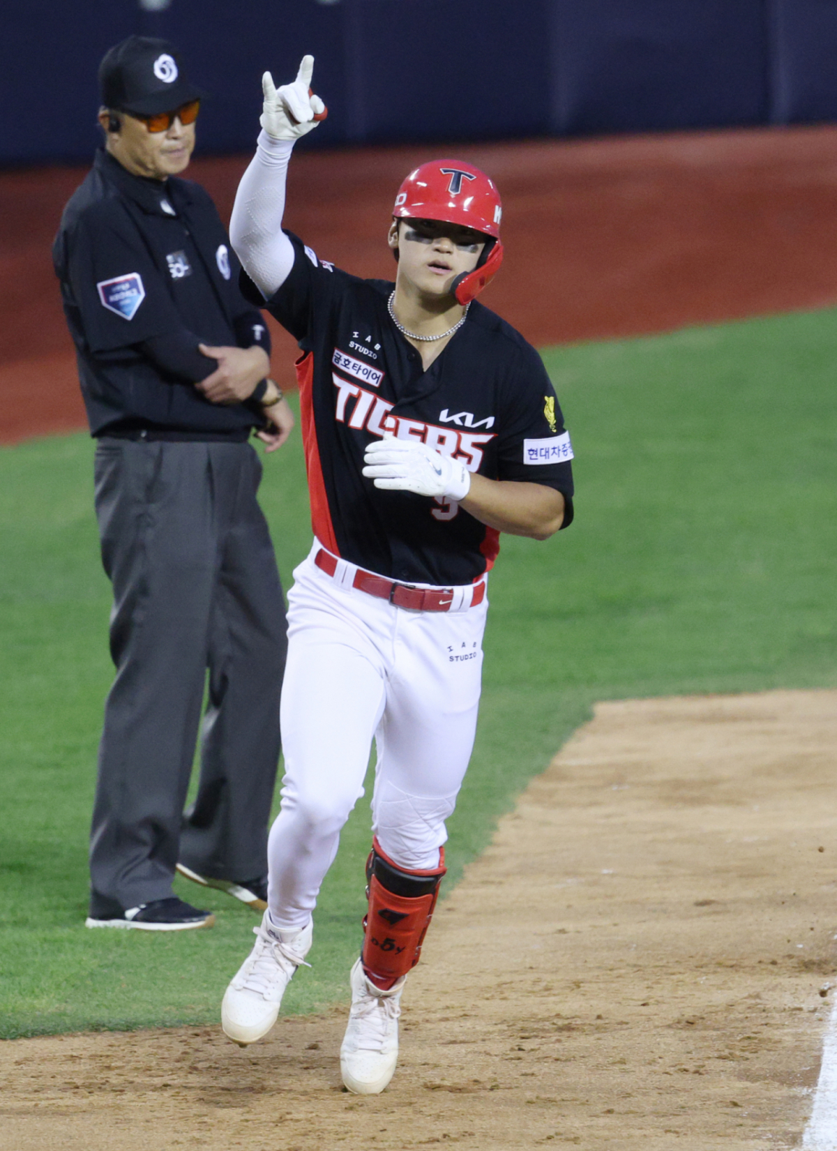 2026 신한 SOL KBO리그 두산 베어스 대 KIA 타이거즈 경기가 18일 서울 잠실야구장에서 열렸다. KIA 김도영이 8회초 1사 2루에서 두산 김택연을 상대로 역전 2점 홈런을 날리고 홈인하고 있다. /사진=김진경 kim.jinkyung@