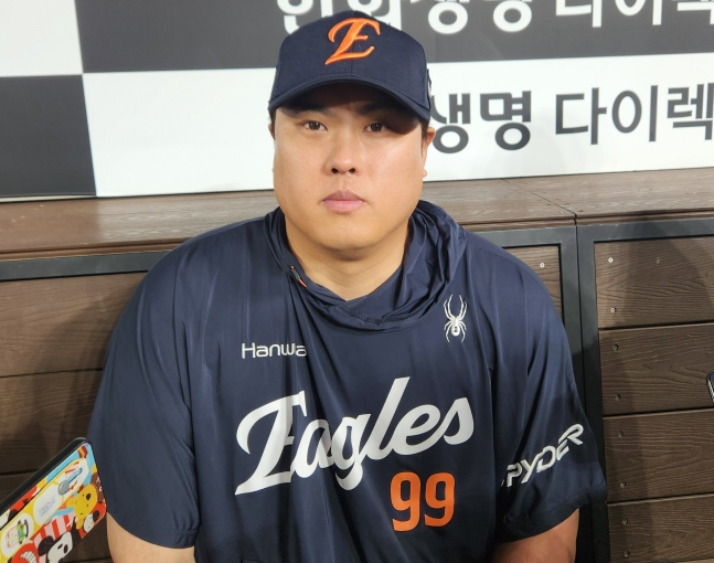 한화 이글스 류현진이 8일 대전 한화생명볼파크에서 열린 두산 베어스와 2026 신한 SOL KBO리그 홈경기에 선발 등판해 승리를 챙긴 뒤 취재진과 인터뷰를 하고 있다. /사진=안호근 기자