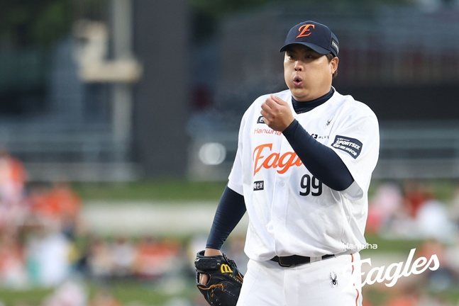 한화 이글스 류현진이 8일 대전 한화생명볼파크에서 열린 두산 베어스와 2026 신한 SOL KBO리그 홈경기에 선발 등판해 투구를 준비하고 있다. /사진=안호근 기자