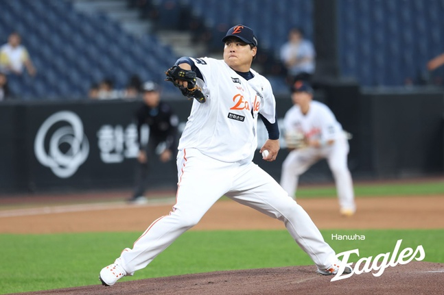 한화 이글스 류현진이 8일 대전 한화생명볼파크에서 열린 두산 베어스와 2026 신한 SOL KBO리그 홈경기에 선발 등판해 역투하고 있다. /사진=안호근 기자