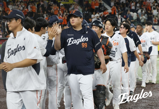 한화 이글스 류현진(가운데)이 8일 대전 한화생명볼파크에서 열린 두산 베어스와 2026 신한 SOL KBO리그 홈경기에 선발 등판해 승리를 챙긴 뒤 선수들과 하이파이브를 하고 있다. /사진=안호근 기자