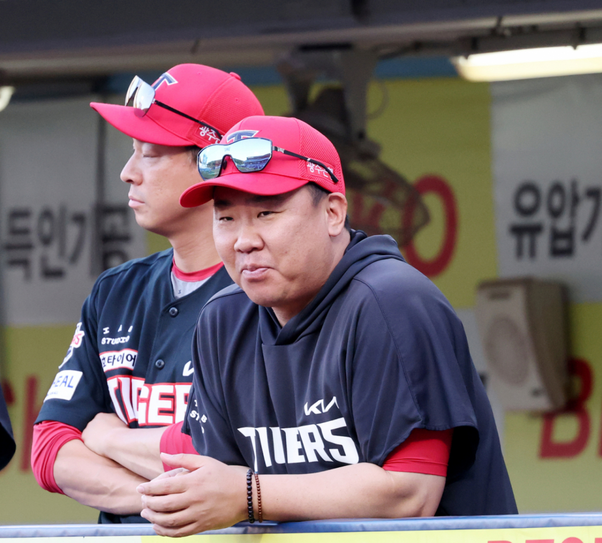 기아 이범호 감독이 30일 대구삼성라이온즈파크에서 열린 2026KBO리그 삼성라이온즈와 기아타이거즈 경기 중 누군가에게 미소짓고 있다 . 2026.07.30. /사진=강영조 cameratalks@