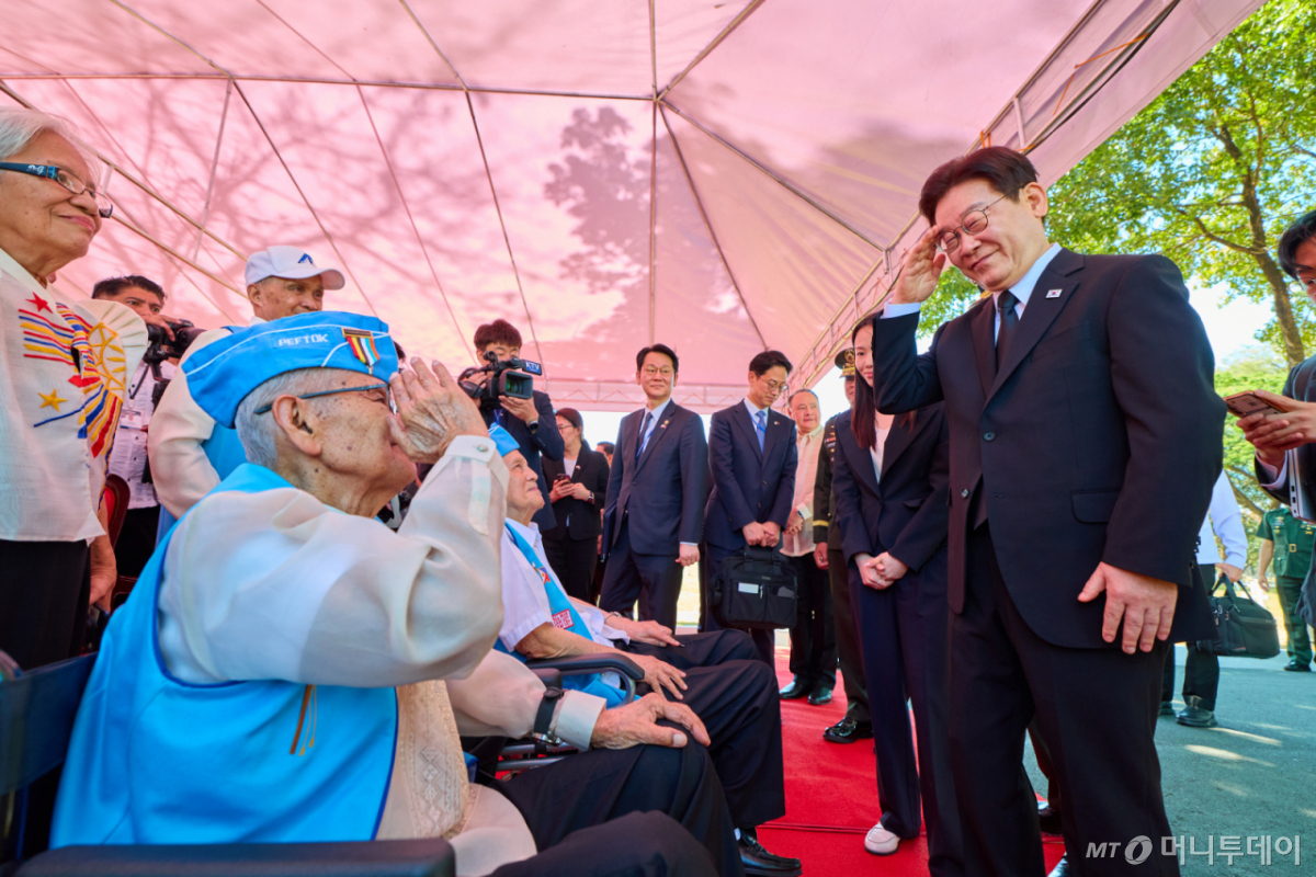 [마닐라=뉴시스] 최동준 기자 = 필리핀을 국빈 방문 중인 이재명 대통령이 4일(현지 시간) 마닐라 영웅묘지 한국전 참전기념비를 방문해 헌화를 마친 뒤 참전용사에게 경례를 하고 있다.  이날 벤자민 산토스 한국전 참전용사, 로드리고 에레니오 한국전 참전용사, 프루덴시오 마누엘 한국전 참전용사가 참석했다. (공동취재) 2026.03.04. photocdj@newsis.com /사진=