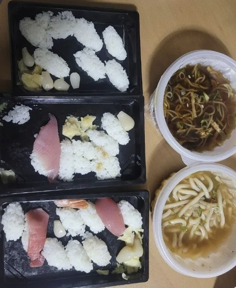 환불을 요구한 손님이 초밥 위 회를 대부분 먹은 뒤 밥만 남은 초밥을 돌려준 사진이 공개됐다/사진=온라인 커뮤니티 갈무리