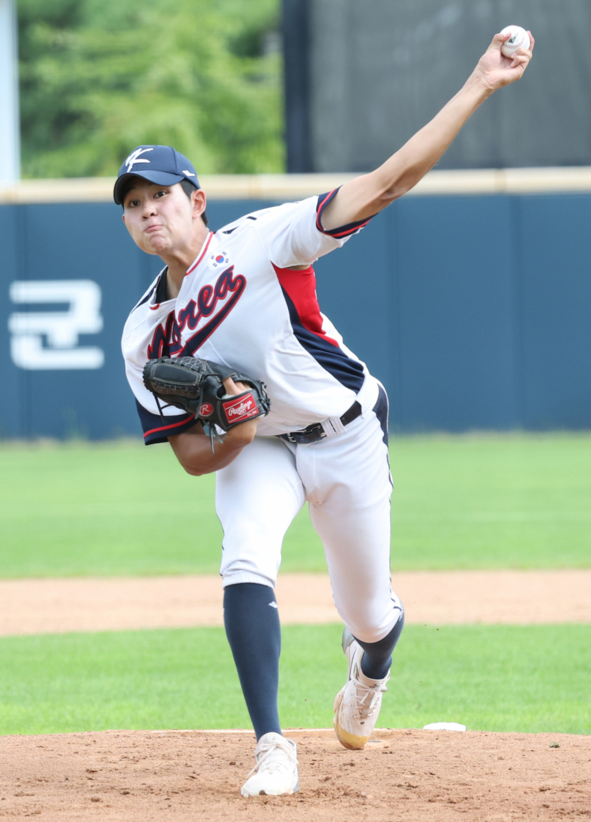 제14회 아시아청소년야구선수권대회에 참가하는 U-18 대표팀이 4일 부산 기장군 기장현대차드림볼파크에서 동의대와 최종 퍙기전을 가졌다. 대표팀 선발 하현승이 역투하고 있다. /사진=김진경 kim.jinkyung@