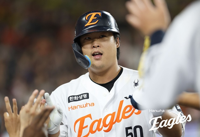 한화 이글스 강백호가 8일 대전 한화생명볼파크에서 열린 두산 베어스와 2026 신한 SOL KBO리그 홈경기에서 4번 지명타자로 선발 출전해 3회말 투런 홈런을 터뜨리고 더그아웃에서 동료들과 하이파이브를 하고 있다. /사진=한화 이글스 제공