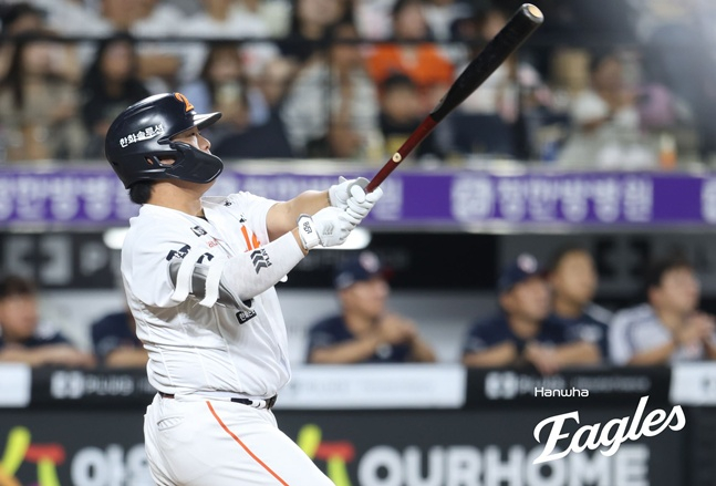 한화 이글스 강백호가 8일 대전 한화생명볼파크에서 열린 두산 베어스와 2026 신한 SOL KBO리그 홈경기에서 4번 지명타자로 선발 출전해 3회말 투런 홈런을 터뜨리고 타구를 바라보고 있다. /사진=한화 이글스 제공