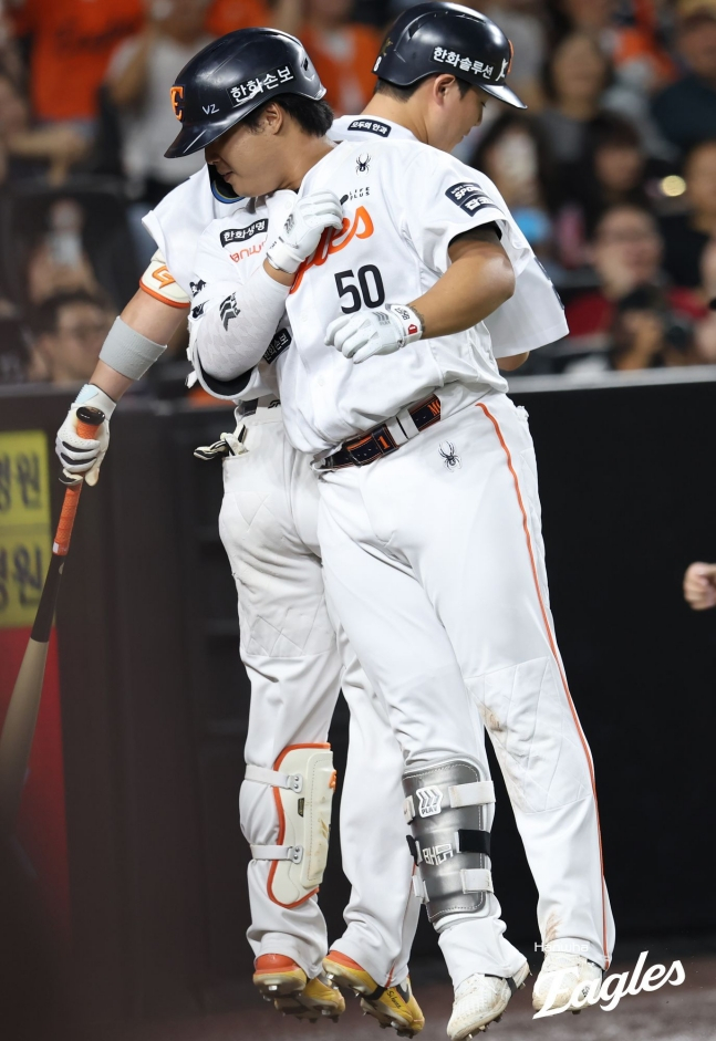 한화 이글스 강백호(왼쪽)가 8일 대전 한화생명볼파크에서 열린 두산 베어스와 2026 신한 SOL KBO리그 홈경기에서 4번 지명타자로 선발 출전해 3회말 투런 홈런을 터뜨리고 노시환과 동반 세리머니를 하고 있다. /사진=한화 이글스 제공