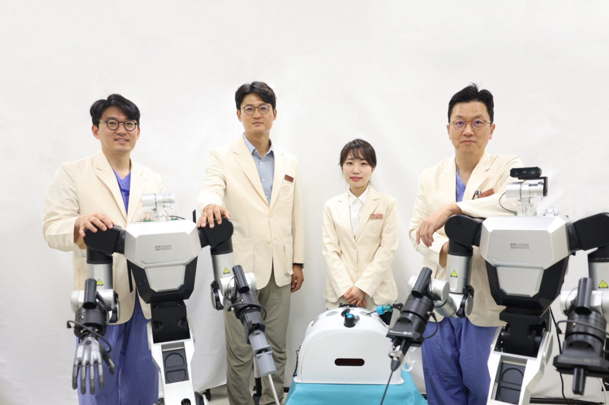 삼성서울병원 휴머노이드 수술보조로봇 개발진. (오른쪽부터)정용기 이비인후과 교수, 배주영 성형외과 교수, 정규환 지능형의료로봇연구센터 교수, 오남기 이식외과 교수. /사진제공=삼성서울병원