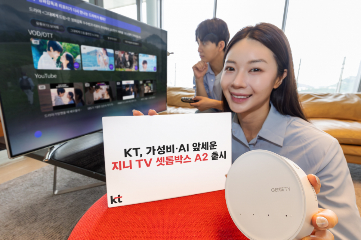 KT 모델들이 가성비·AI 앞세운 ‘지니 TV 셋톱박스 A2’를 소개하고 있다./사진 제공=KT
