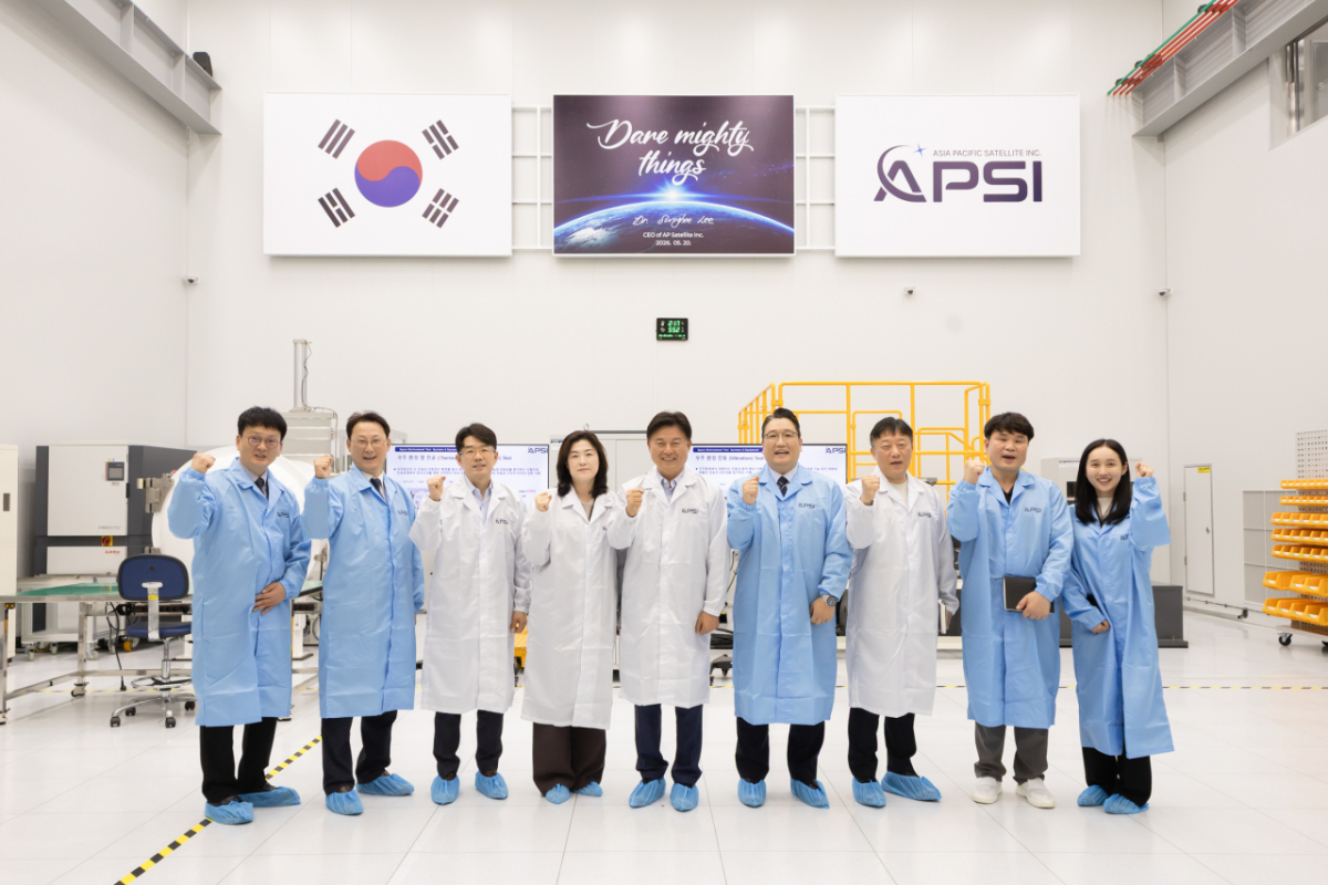 조용익 부천시장이 지난 8일 AP위성 임직원들과 기념 촬영을 하고 있다./사진제공=부천시