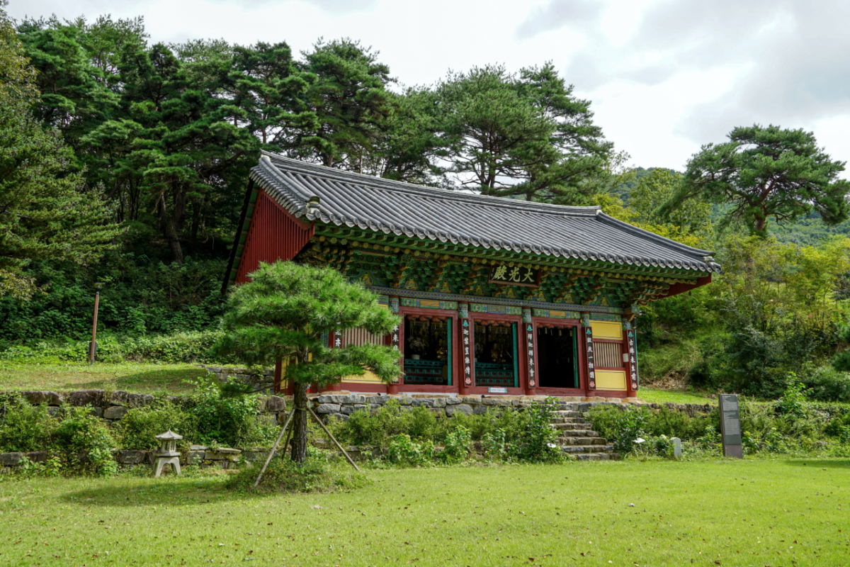 금산 신안사 대광전 전경. / 사진제공 = 국가유산청