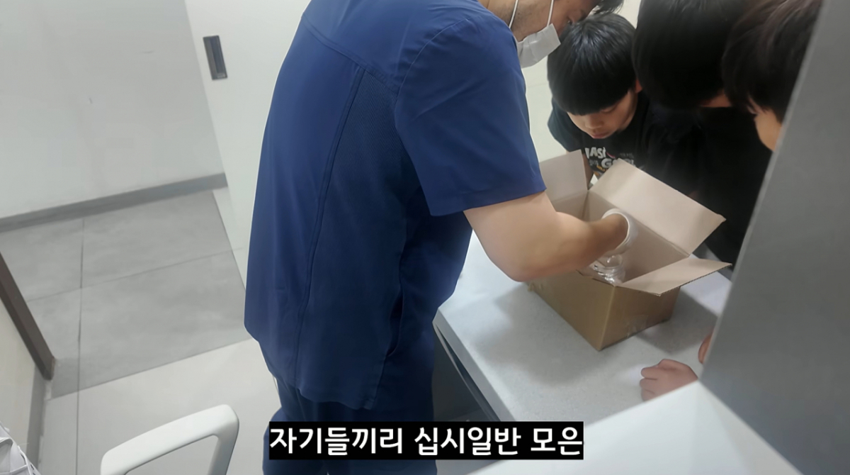 진료를 마친 후 초등생들에게 쥐의 상태를 설명하고 있는 모습. /사진=김포 동행동물병원 유튜브 화면 갈무리.