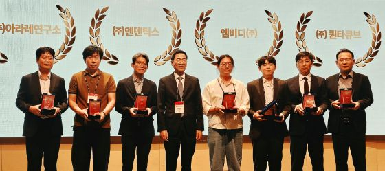 메디테크 이노베이션 어워즈 2026' 시상식에서 수상자와 용홍택 메디테크 조직위원장(왼쪽에서 4번쨰)이 기념사진을 촬영하고 있다/사진=류준영 기자 