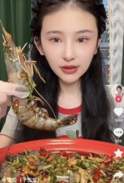중국의 먹방(먹는 방송) 인플루언서가 갑작스러운 심정지로 세상을 떠났다. 향년 24세. /사진=글로벌타임