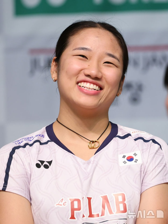 미디어데이 도중 미소를 보인 안세영. /사진=뉴시스 제공