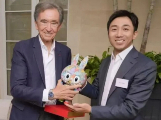 사진은 왕닝 팝마트 창업자 겸 CEO(오른쪽)과 베르나르 아르노 LVMH 회장 겸 CEO. /사진=SCMP 홈페이지