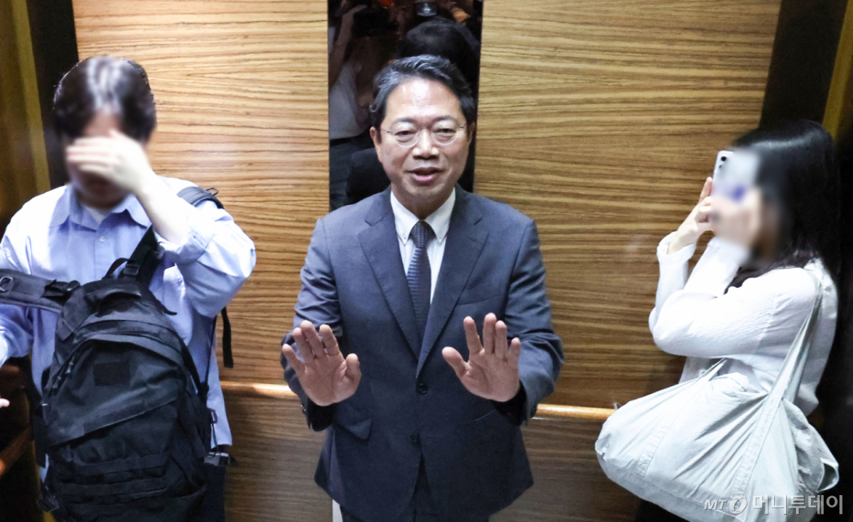 김승원 법무부 장관 후보자가 9일 오전 서울 종로구 적선현대빌딩에 마련된 인사청문회 준비 사무실로 출근하고 있다. /사진=뉴스1