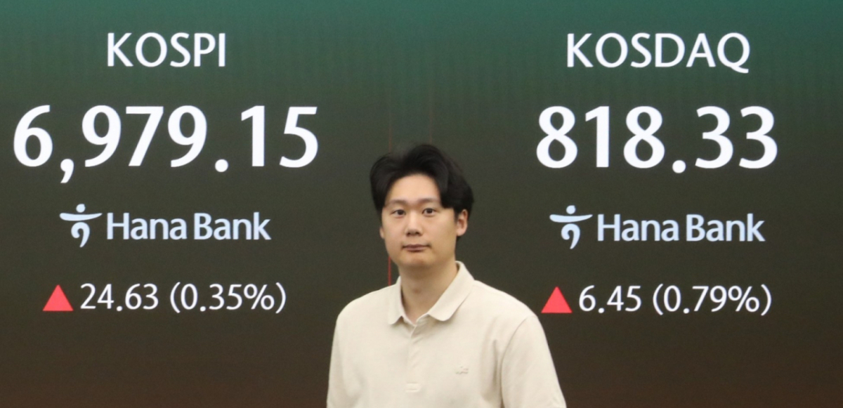 (서울=뉴스1) 이동건 수습기자 = 9일 오전 서울 중구 하나은행 딜링룸 전광판에 코스피 지수가 표시되고 있다. 이날 코스피 지수는 전 거래일 대비 18.35p(0.26%) 오른 6972.87로 출발했다. 2026.9.9/뉴스1 Copyright © 뉴스1. All rights reserved. 무단 전재 및 재배포, AI학습 이용 금지. /사진=(서울=뉴스1) 이동건 수습기자