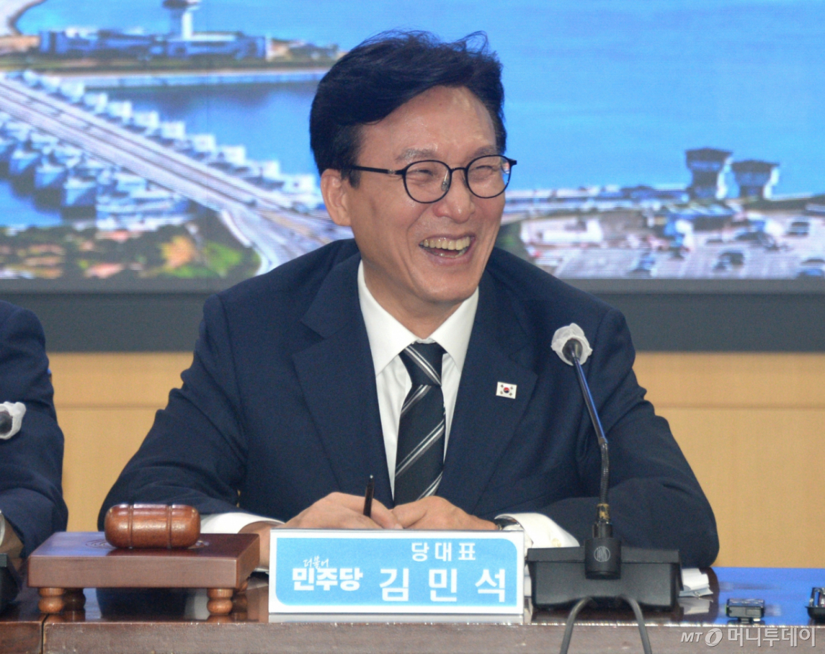 김민석 더불어민주당 대표가 9일 전북 전주시 전북특별자치도청에서 열린 전북 최고위원회의에서 발언을 하고 있다./사진=뉴스1