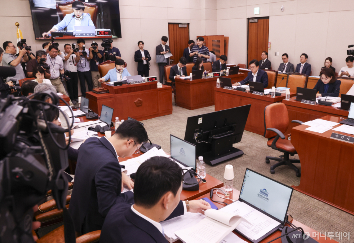 [서울=뉴시스] 김근수 기자 = 서영교 국회 법제사법위원회 위원장이 9일 오전 서울 여의도 국회에서 열린 제439회국회(정기회) 제2차 법제사법위원회 제2차 전체회의에서 의사봉을 두드리고 있다.  2026.09.09. ks@newsis.com /사진=김근수