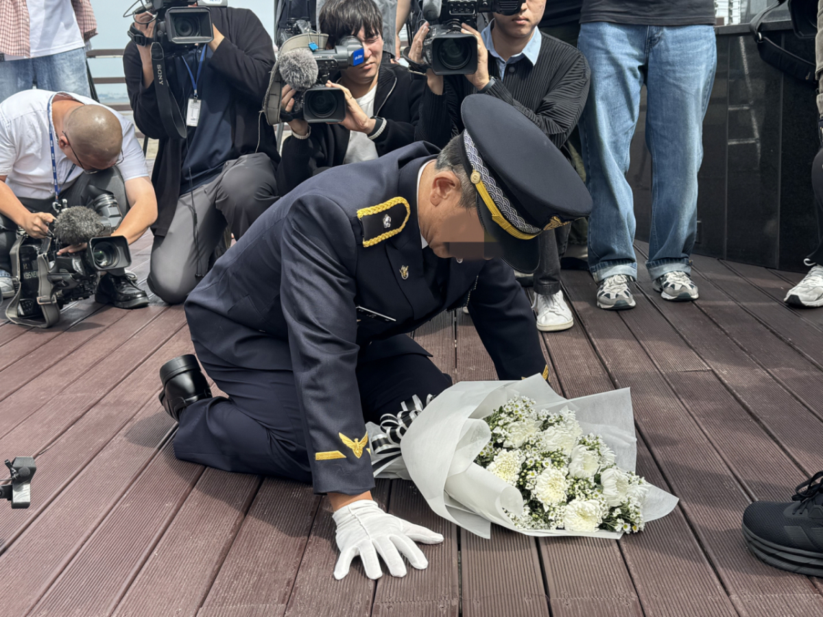 '이재석 경사 순직 사건' 관련 담당 팀장인 A 경위가 지난해 9월22일 오후 인천시 옹진군 영흥도 돌고래전망대에서 유족 앞에서 무릎을 꿇고 빌고 있다. /사진=뉴스1