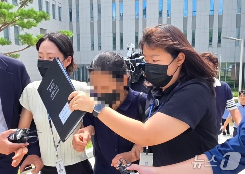 지적장애가 있는 11세 외손자를 쇠사슬로 38시간 동안 침대에 묶어두는 등 학대해 숨지게 한 혐의를 받는 외조모 A씨(55)가 재판에 넘겨졌다. 사진은 A씨가 영장실질심사를 마치고 법원을 빠져나가고 있는 모습. /사진=뉴스1