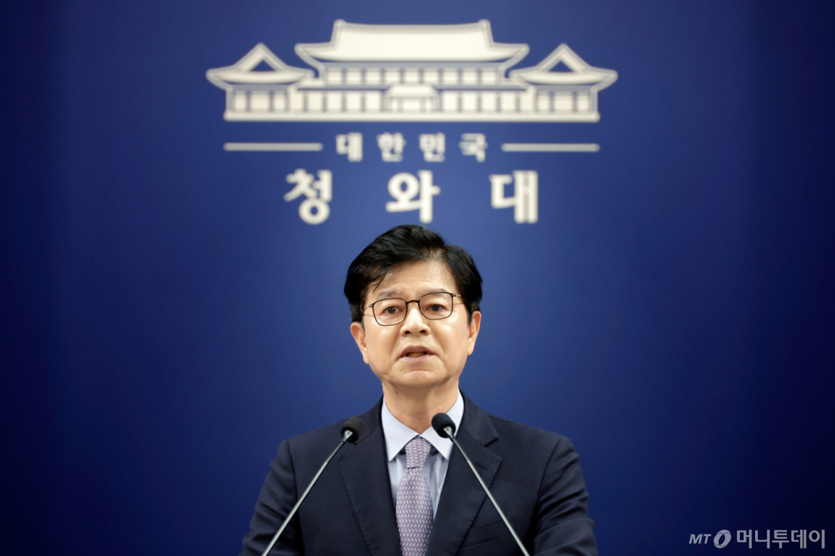 (서울=뉴스1) 허경 기자 = 성기홍 홍보소통수석이 10일 청와대 춘추관에서 신임 국무조정실장 임명 관련 브리핑을 하고 있다. (청와대통신사진기자단) 2026.7.10/뉴스1 Copyright © 뉴스1. All rights reserved. 무단 전재 및 재배포, AI학습 이용 금지. /사진=(서울=뉴스1) 허경 기자