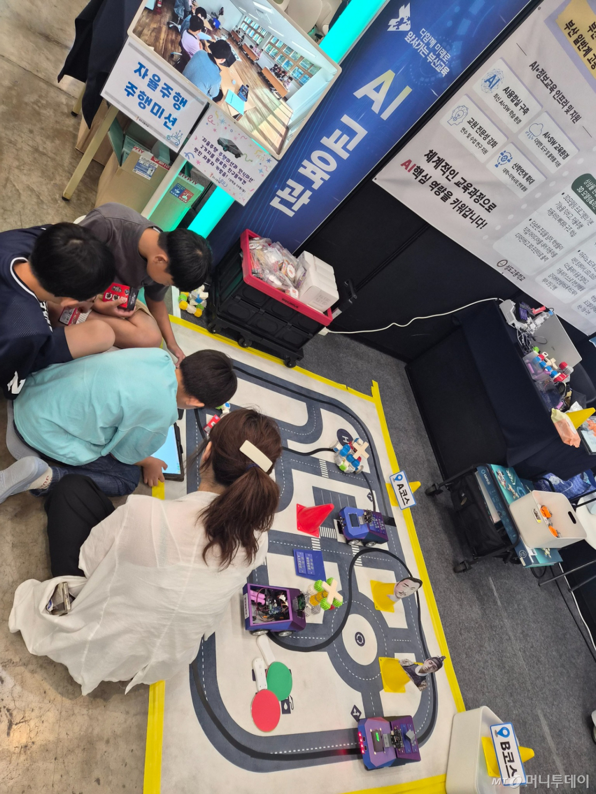 9일 부산 벡스코에서 열린 ‘2026 월드 스마트시티 엑스포’에서 관람객들이 AI·로봇 등 스마트시티 기술을 체험하고 있다.