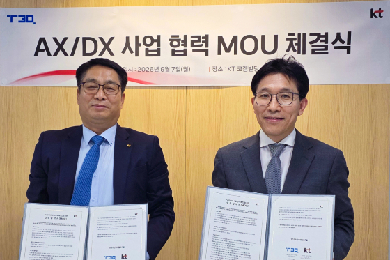 이재만 KT 상무와 박병훈 티쓰리큐 대표(사진 오른쪽)가 업무협약을 체결하고 기념사진을 찍고 있다/사진제공=티쓰리큐