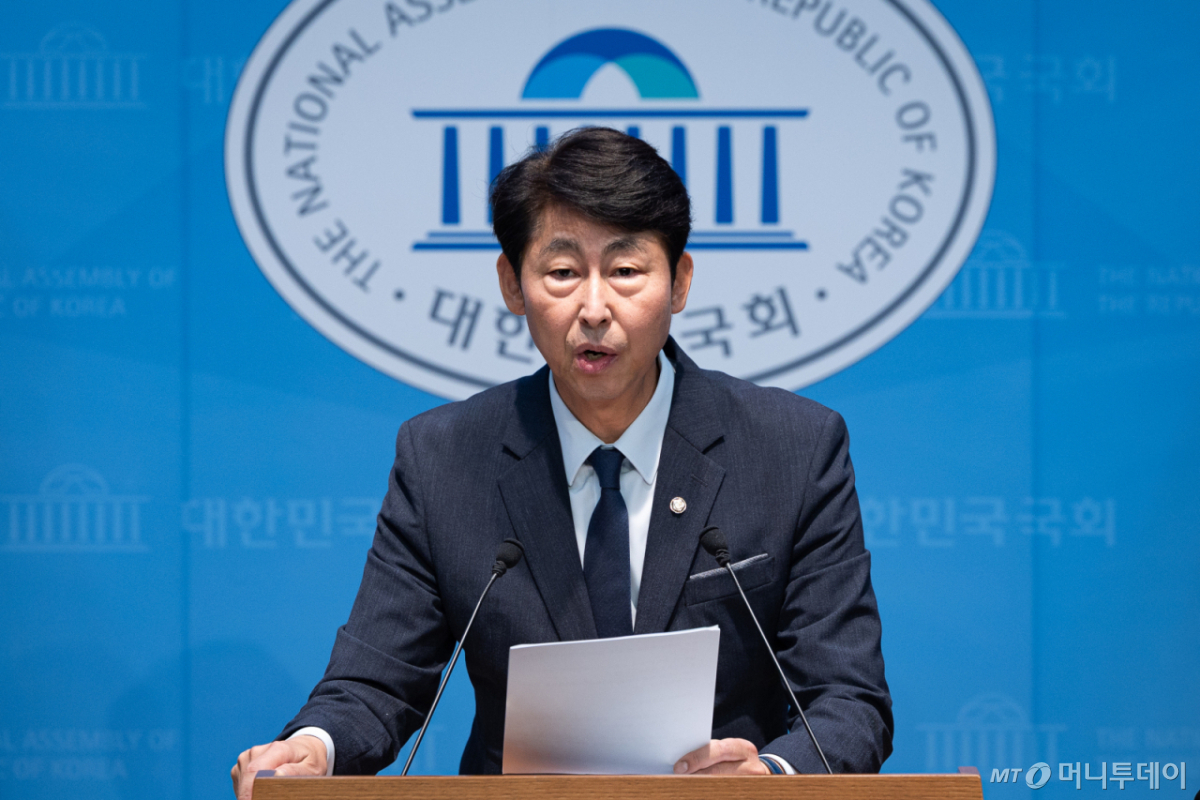 이훈기 더불어민주당 의원이 지난 8월5일 서울 여의도 국회 소통관에서 재정경제부 주가누르기 방지법 전면재검토 촉구 및 주가누르기 방지법 대표발의 기자회견을 하고 있다./사진=뉴스1
