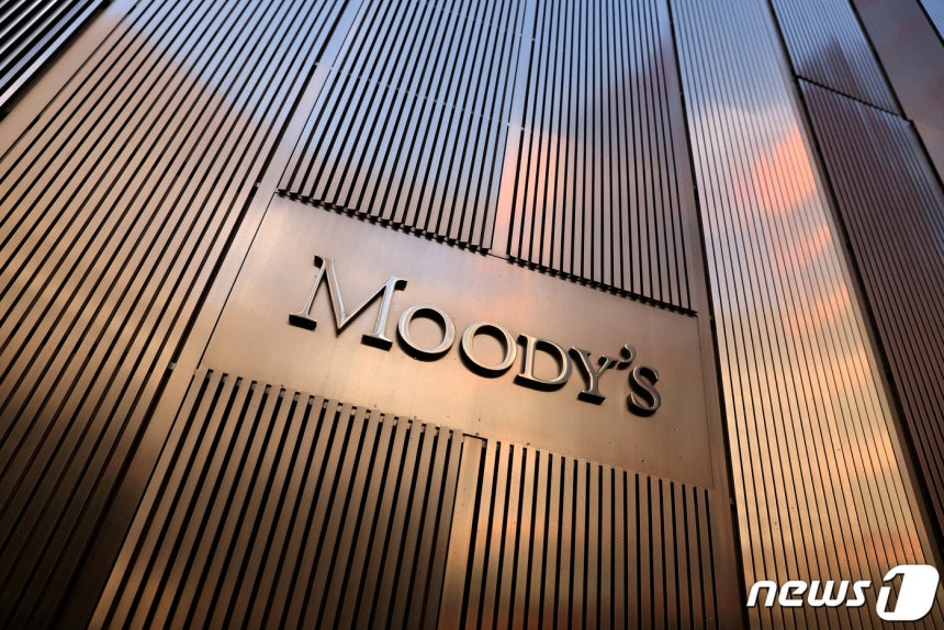 FILE PHOTO: Signage is seen outside the Moody's Corporation headquarters in Manhattan, New York, U.S., November 12, 2021. REUTERS/Andrew Kelly/File Photo ⓒ 로이터=뉴스1