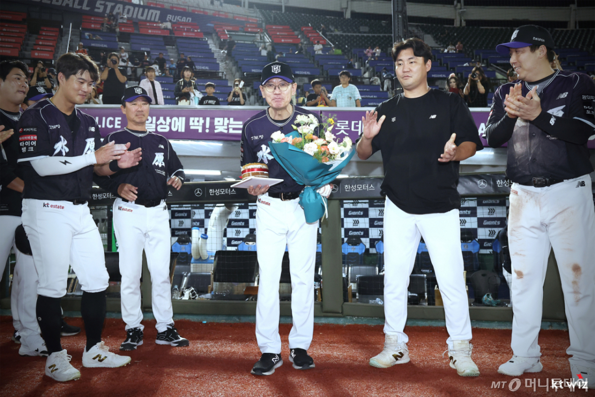 [서울=뉴시스] 이강철 KT 위즈 감독이 10일 부산 사직구장에서 열린 2026 KBO리그 롯데 자이언츠와의 경기에서 16-3으로 승리해 역대 13번째 통산 600승을 달성한 뒤 축하를 받고 있다. (사진=KT 위즈 제공)